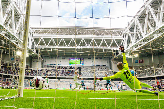 Djurgårdens Rasmus Schüller gör 3-0 bakom Varbergs