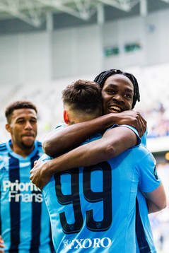 Djurgårdens Joel Asoro jublar med Sead Haksabanovic och