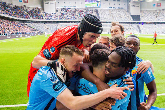 Djurgårdens Joel Asoro jublar med Piotr Johansson,