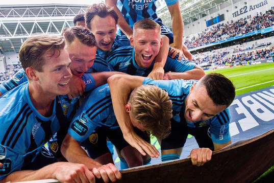 Djurgårdens Rasmus Schüller (m) jublar med Hampus