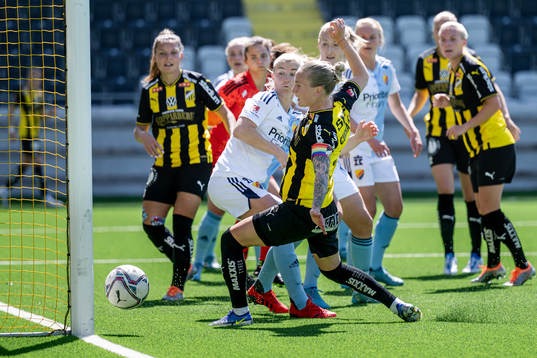 Djurgårdens Emelie Lövgren och Häckens Filippa Curmark