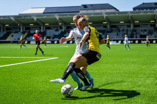 Djurgårdens Julia Walentowicz och Häckens Stine Larsen