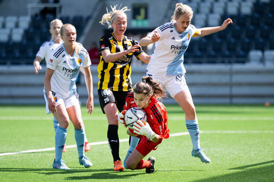 Häckens Julia Karlernäs oroar framför Djurgårdens