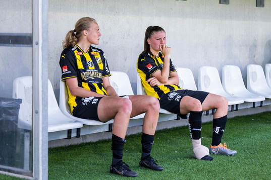 Häckens Elma Junttila Nelhage och Hanna Wijk deppar