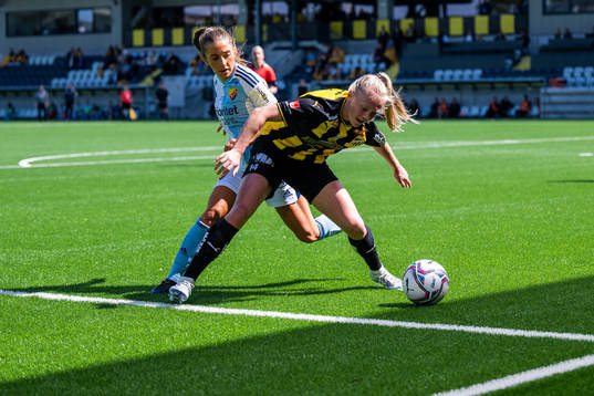 Djurgårdens Tilde Lindwall och Häckens Molly Johansson