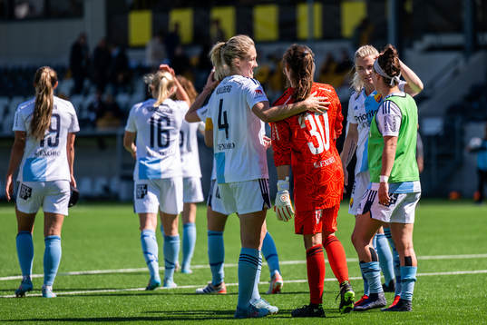 Djurgårdens Sanna Kullberg, målvakt Kelsey Daugherty,