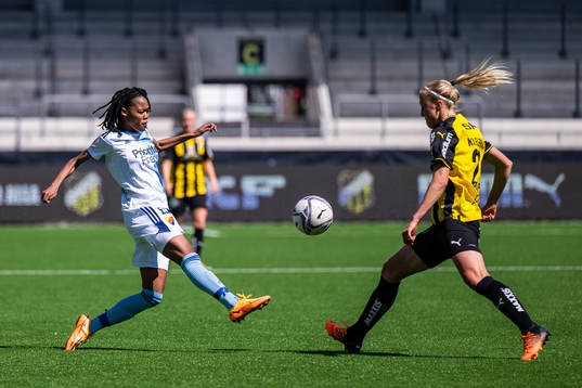 Djurgårdens Linda Maserame Motlhalo och Häckens Julia