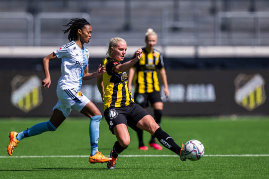 Djurgårdens Linda Maserame Motlhalo och Häckens Josefine