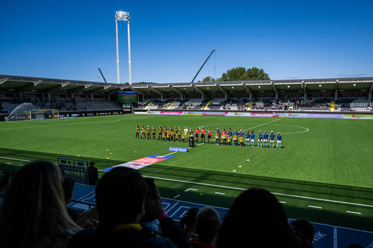 Häckens och Djurgårdens spelare vid line up