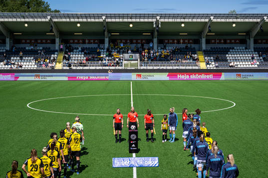 Häckens och Djurgårdens spelare gör entré