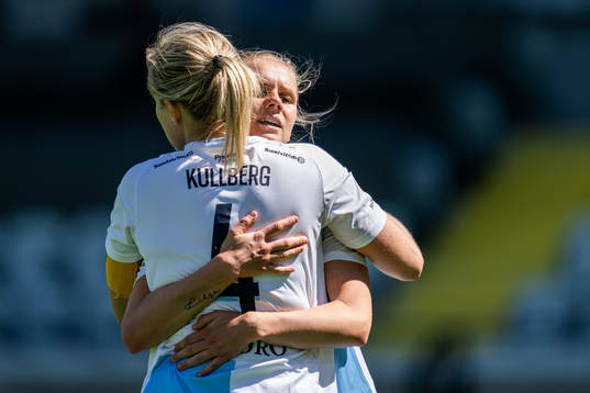 Djurgårdens Sanna Kullberg och Nellie Lilja jublar
