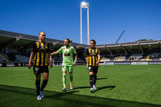 Häckens Stine Larsen, målvakt Jennifer Falk och Anna