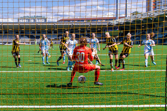 Djurgårdens målvakt Kelsey Daugherty räddar ett skott