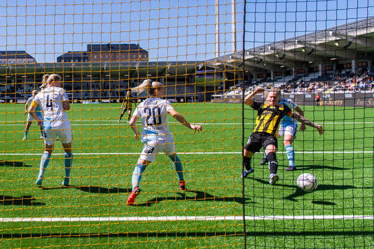 Djurgårdens Emelie Lövgren och Häckens Filippa Curmark