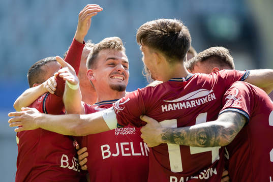 Örgrytes Ajdin Zeljkovic jublar med lagkamrater