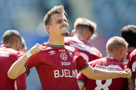 Örgrytes Ajdin Zeljkovic jublar med lagkamrater
