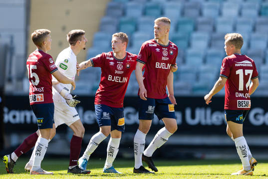 Dalkurds målvakt Bobby Allain i samtal med Örgrytes