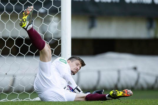 Dalkurds målvakt Bobby Allain räddar en straff slagen av