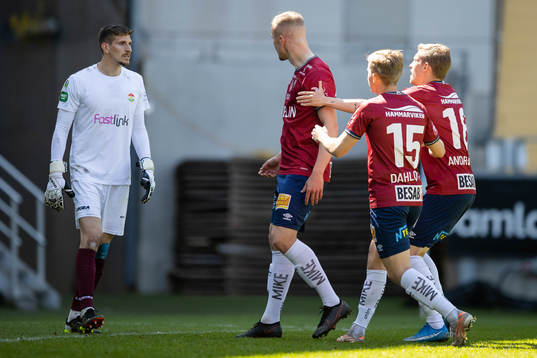 Örgrytes Alexander Ahl Holmström och Dalkurds målvakt