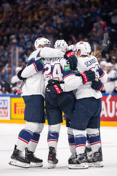 Karson Kaulman of USA celebrate with teammates