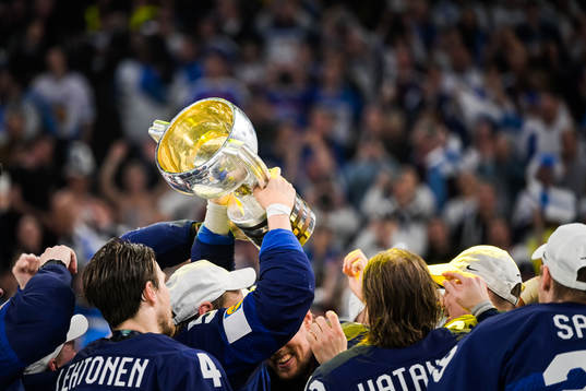 Players of Finland celebrating with the cup