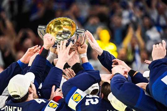 Players of Finland celebrating with the cup