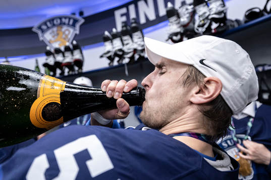 Valtteri Filppula of Finland celebrate in the locker room