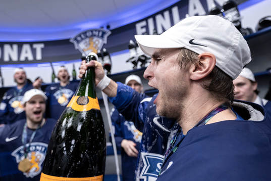 Valtteri Filppula of Finland celebrate in the locker room