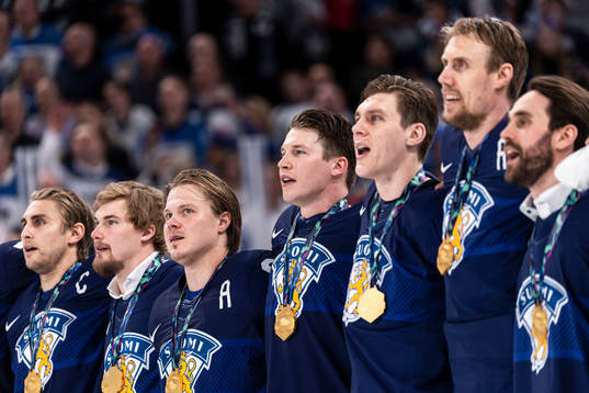 Mikael Granlund of Finland with teammates