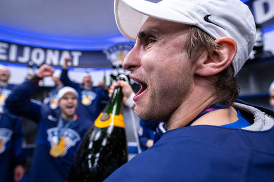 Valtteri Filppula of Finland celebrate in the locker room