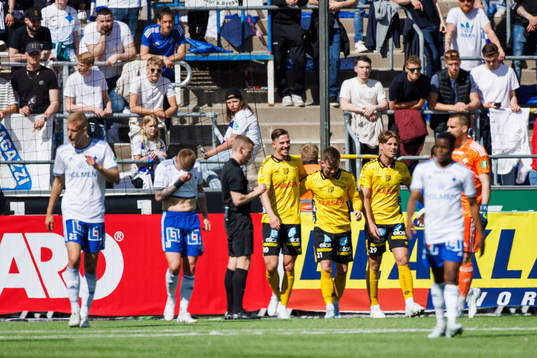 Elfsborgs Rasmus Alm jublar med lagkamrater