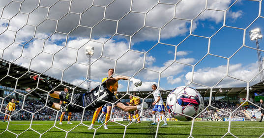 Elfsborgs målvakt Tim Rönning släpper in mål 1-2 av IFK