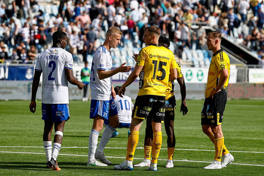Spelarna tackar varandra