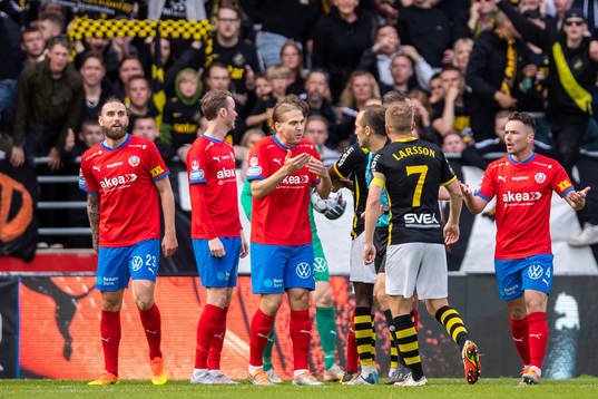 Helsingborgs Charlie Weberg i diskussion med domare Kaspar