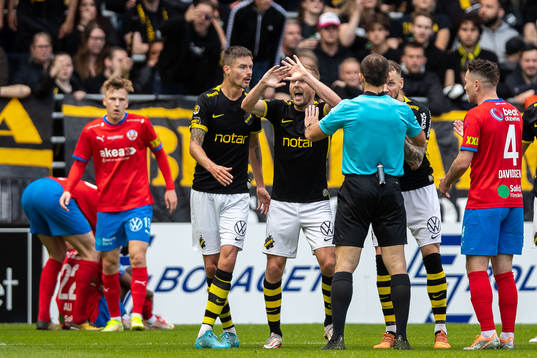 s Sebastian Larsson reagerar mot domare Kaspar Sjöberg
