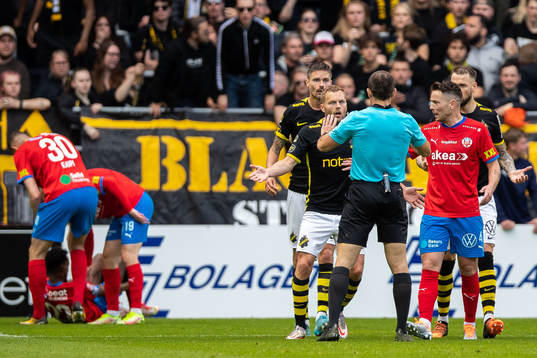 s Sebastian Larsson reagerar mot domare Kaspar Sjöberg
