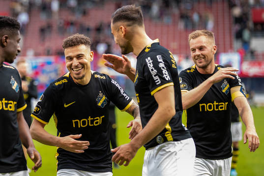 s Jordan Larsson och Sebastian Larsson jublar