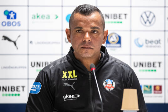 Helsingborgs tränare Alvaro Santos deppar