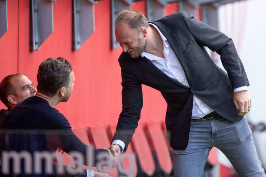 s tränare Bartosz Grzelak hälsar på Helsingborgs