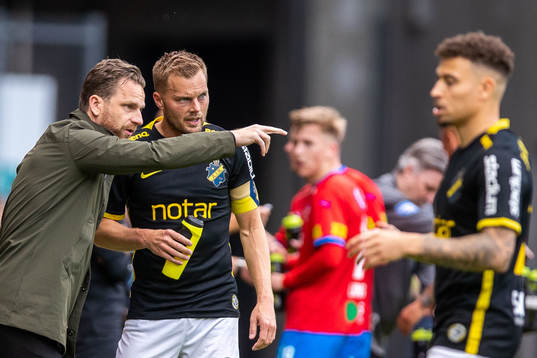 s tränare Bartosz Grzelak och Sebastian Larsson