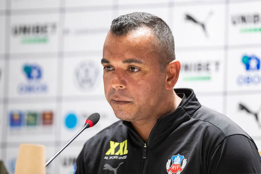 Helsingborgs tränare Alvaro Santos deppar