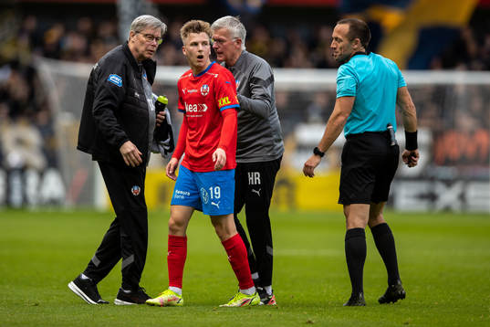 Helsingborgs Lucas Lingman och domare Kaspar Sjöberg