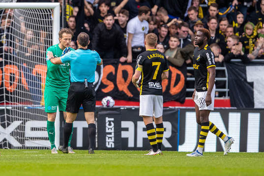 Helsingborgs målvakt Anders Lindegaard i diskussion med