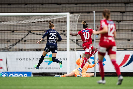 FC Rosengårds Emma Berglund och målvakt Teagan Micah mot