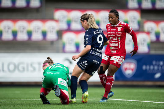Piteås målvakt Amanda McGlynn och Faith Ikidi Michael mot