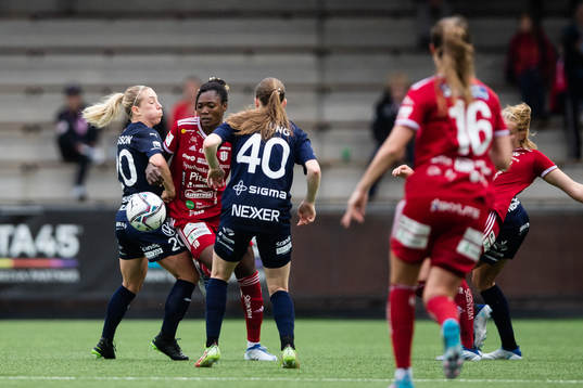 FC Rosengårds Mia Persson och Bea Sprung mot Piteås Anam
