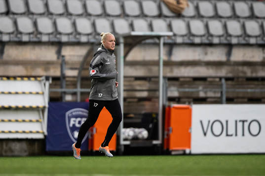 FC Rosengårds Caroline Seger värmer upp i halvtid