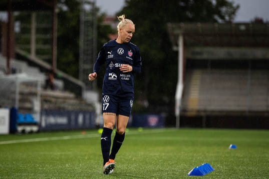 FC Rosengårds Caroline Seger värmer upp i halvtid