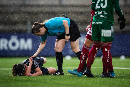 FC Rosengårds Loreta Kullashi och domare Laura Rapp