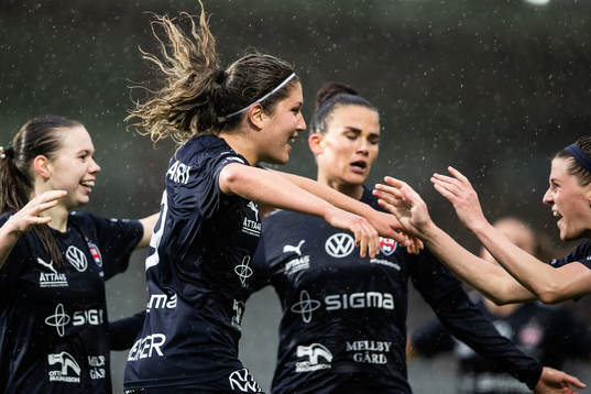 FC Rosengårds Loreta Kullashi jublar